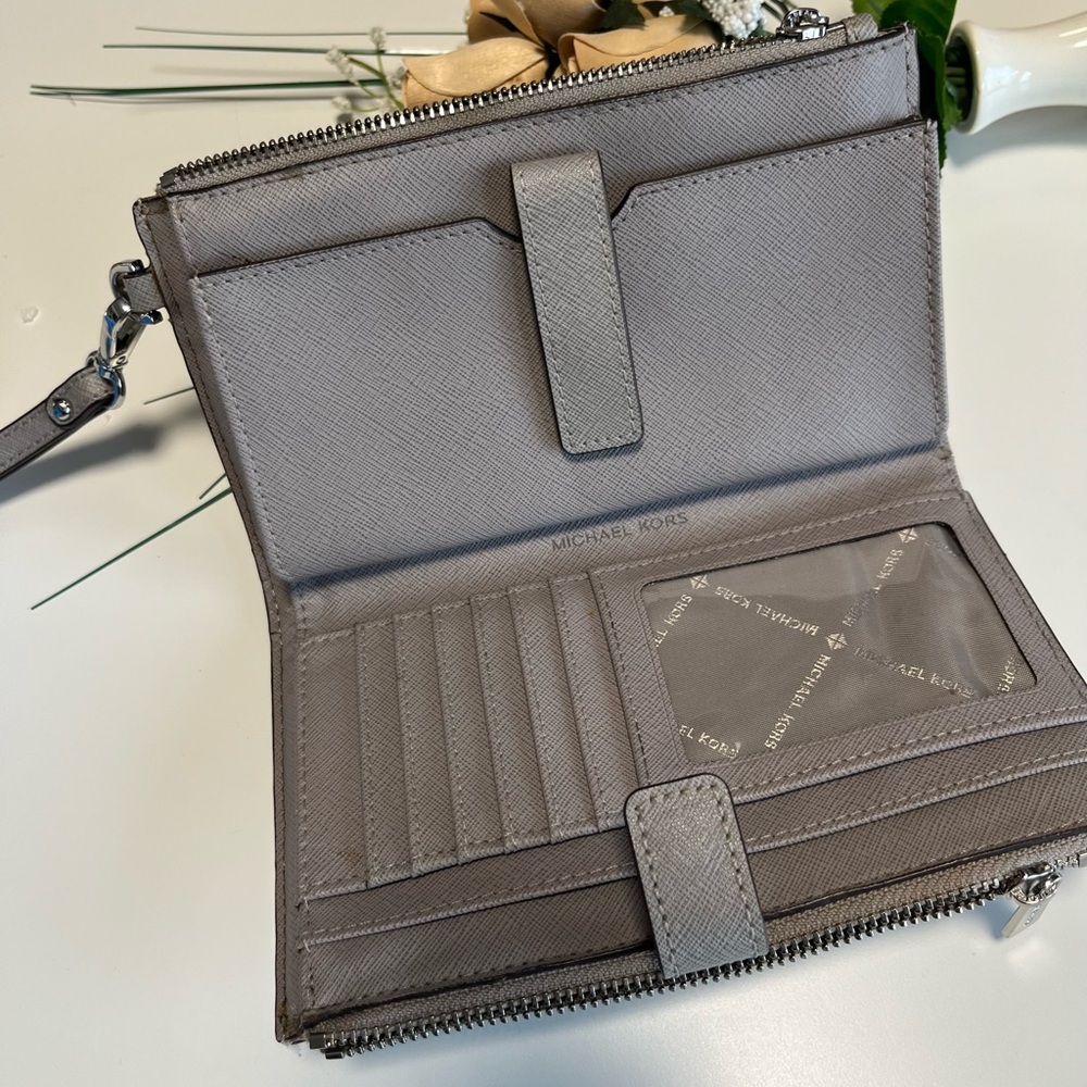 Michael Kors Cellphone‎ Wallet - Picture 2 of 16